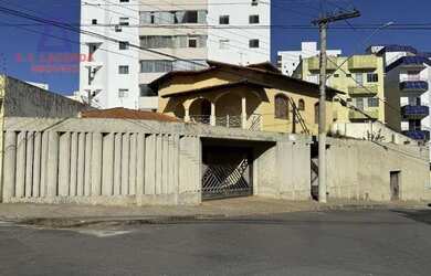 Imagem: A casa possui 5 Dormitórios, 3 Banheiros, 3 Vagas na garagem