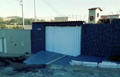 Imagem: A casa possui 3 Dormitórios, 3 Banheiros, 2 Vagas na garagem