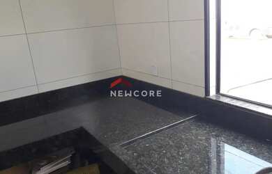 Imagem: A casa possui 3 Dormitórios, 2 Banheiros, 2 Vagas na garagem