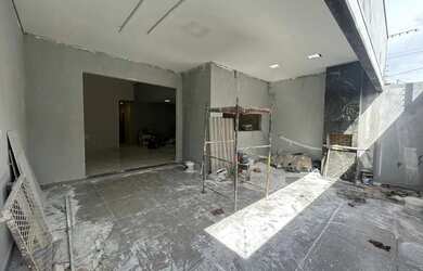 Imagem: A casa possui 3 Dormitórios, 2 Banheiros, 2 Vagas na garagem