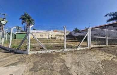 Imagem: O depósito possui 5 Vagas na garagem e 180m² de Área e está