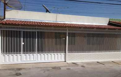 Imagem: A casa possui 3 Dormitórios, 1 Banheiro, 2 Vagas na garagem