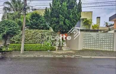 Imagem: A casa possui 4 Dormitórios, 5 Banheiros, 4 Vagas na garagem