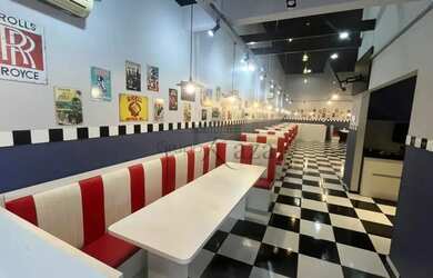 Imagem: O depósito possui 2 Vagas na garagem, 221m² de Área e está