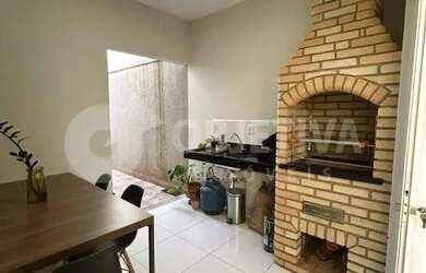 Imagem: A casa possui 2 Dormitórios, 2 Banheiros, 2 Vagas na garagem