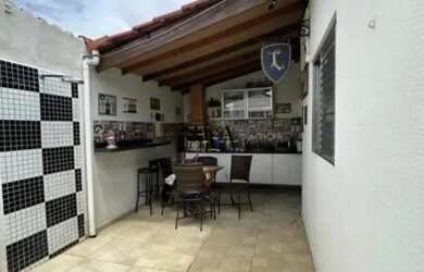 Imagem: A casa em condomínio possui 3 Dormitórios, 1 Banheiro, 2 Vagas