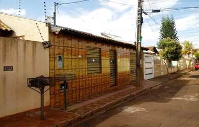 Imagem: A casa possui 4 Dormitórios, 2 Banheiros, 5 Vagas na garagem