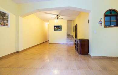 Imagem: A casa possui 4 Dormitórios, 5 Banheiros, 2 Vagas na garagem