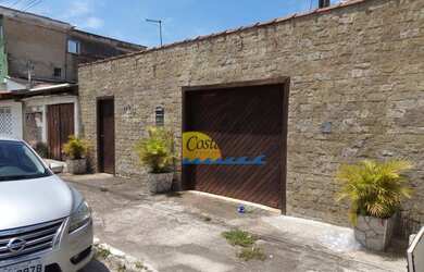 Imagem: A casa possui 1 Dormitório, 2 Banheiros, 4 Vagas na garagem