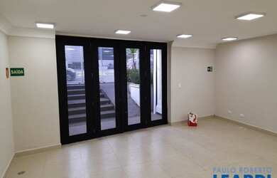 Imagem: O depósito possui 3 Vagas na garagem e 450m² de Área e está