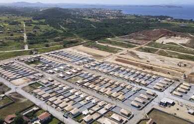 Imagem: A casa possui 2 Dormitórios, 2 Banheiros, 2 Vagas na garagem