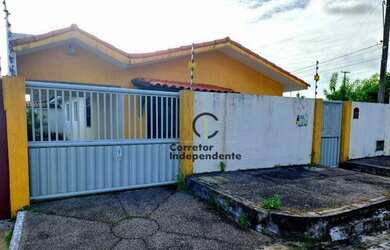 Imagem: A casa possui 3 Dormitórios, 2 Banheiros, 2 Vagas na garagem