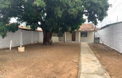 Imagem: A casa possui 3 Dormitórios, 1 Banheiro, Varanda e está localizado