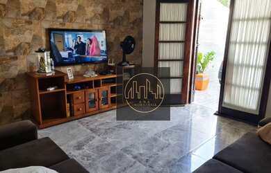 Imagem: A casa possui 2 Dormitórios, 2 Banheiros, 2 Vagas na garagem