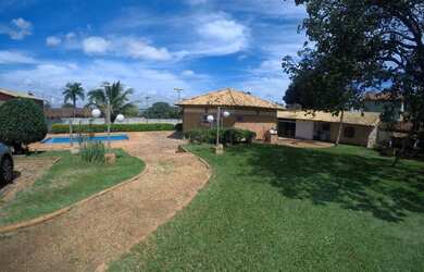 Imagem: A casa possui 2 Dormitórios, 4 Banheiros, 4 Vagas na garagem