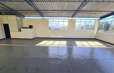 Imagem: O depósito possui 4 Vagas na garagem, 450m² de Área e está