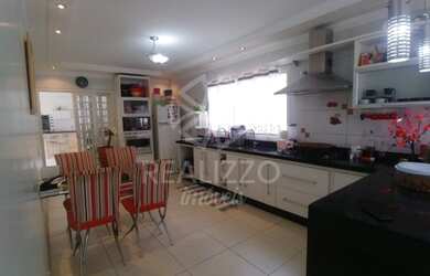 Imagem: A casa possui 4 Dormitórios, 3 Banheiros, 5 Vagas na garagem