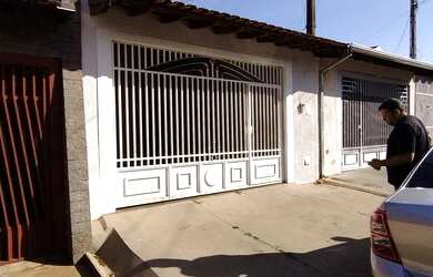 Imagem: A casa possui 2 Dormitórios, 1 Banheiro, 2 Vagas na garagem