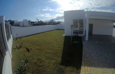 Imagem: A casa em condomínio possui 4 Dormitórios, 1 Banheiro, 4 Vagas