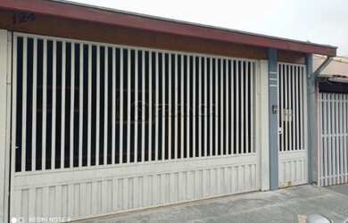 Imagem: A casa possui 3 Dormitórios, 2 Banheiros, 2 Vagas na garagem