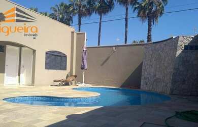 Imagem: A casa possui 4 Dormitórios, 5 Banheiros, 5 Vagas na garagem