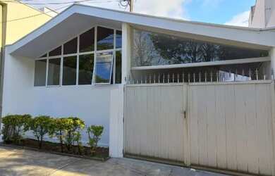 Imagem: A casa possui 3 Dormitórios, 2 Banheiros, 1 Vaga na garagem
