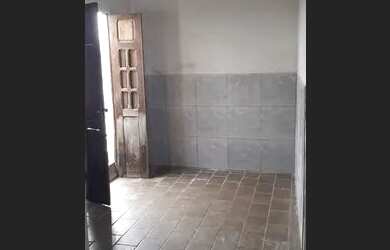 Imagem: A casa possui 1 Dormitório, 1 Banheiro, 1 Vaga na garagem e