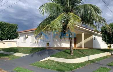 Imagem: A casa em condomínio possui 5 Dormitórios, 4 Banheiros e 384m²