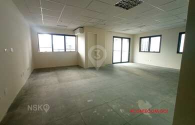 Imagem: O depósito possui 5 Vagas na garagem e 210m² de Área e está