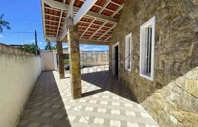 Imagem: A casa possui 3 Dormitórios, 3 Banheiros, 2 Vagas na garagem