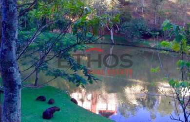 Imagem: A casa possui 5 Dormitórios, 5 Banheiros, 800m² de Área e