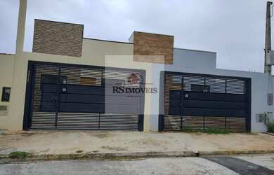 Imagem: A casa possui 3 Dormitórios, 2 Banheiros, 2 Vagas na garagem