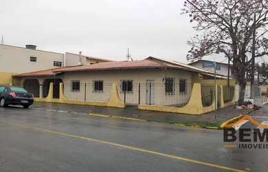 Imagem: A casa possui 3 Dormitórios, 1 Banheiro, 2 Vagas na garagem