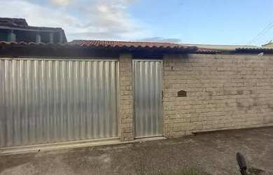 Imagem: A casa possui 3 Dormitórios, 2 Banheiros, 1 Vaga na garagem