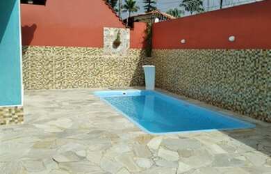 Imagem: A casa possui 3 Dormitórios, 2 Banheiros, 5 Vagas na garagem