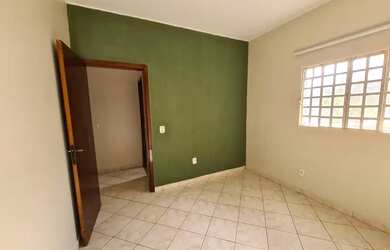 Imagem: A casa possui 3 Dormitórios, 2 Banheiros, 5 Vagas na garagem