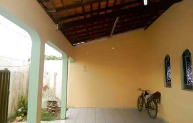 Imagem: A casa possui 3 Dormitórios, 4 Banheiros, 2 Vagas na garagem