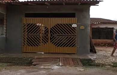 Imagem: A casa possui 4 Dormitórios, 1 Banheiro, 1 Vaga na garagem