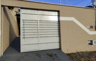 Imagem: A casa possui 2 Dormitórios, 1 Banheiro, 1 Vaga na garagem