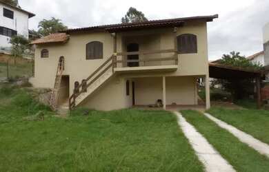 Imagem: A casa possui 4 Dormitórios, 3 Banheiros, 5 Vagas na garagem