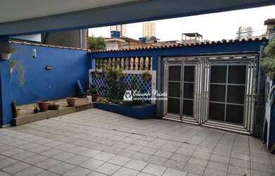 Imagem: A casa possui 4 Dormitórios, 5 Banheiros, 4 Vagas na garagem