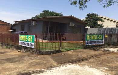 Imagem: A casa possui 3 Dormitórios, 2 Banheiros, 1 Vaga na garagem