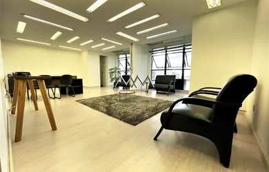 Imagem: O depósito possui 4 Vagas na garagem e 443m² de Área e está