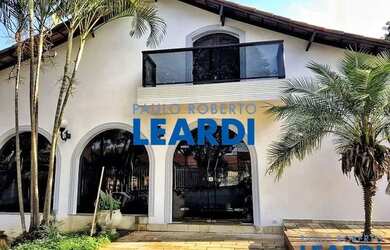 Imagem: A casa possui 4 Dormitórios, 4 Banheiros, 5 Vagas na garagem