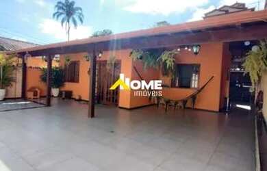 Imagem: A casa possui 3 Dormitórios, 2 Banheiros, 5 Vagas na garagem