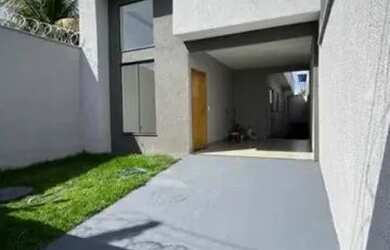 Imagem: A casa possui 3 Dormitórios, 1 Banheiro, 1 Vaga na garagem