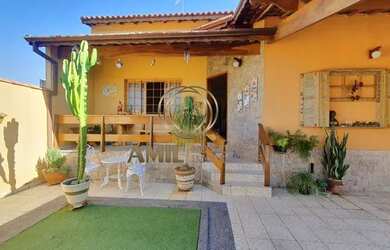 Imagem: A casa possui 3 Dormitórios, 2 Banheiros, 2 Vagas na garagem