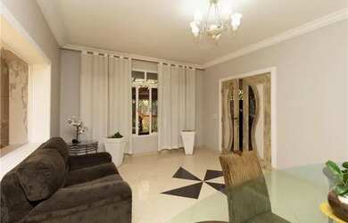 Imagem: A casa possui 5 Dormitórios, 5 Banheiros, 3 Vagas na garagem