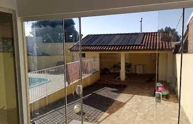 Imagem: A casa possui 3 Dormitórios, 2 Banheiros, 1 Vaga na garagem