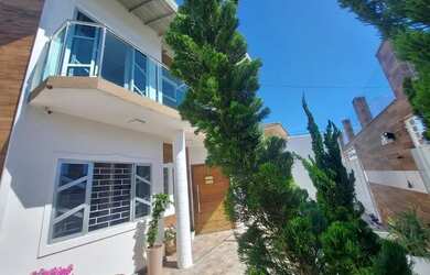 Imagem: A casa possui 5 Dormitórios, 4 Banheiros, 5 Vagas na garagem